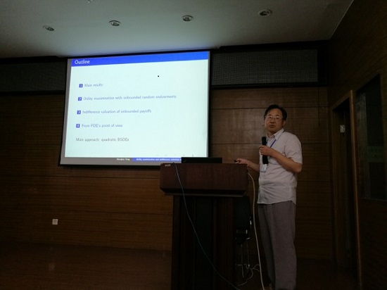 复旦大学汤善健教授作报告.jpg 复旦大学汤善健教授作报告.jpg